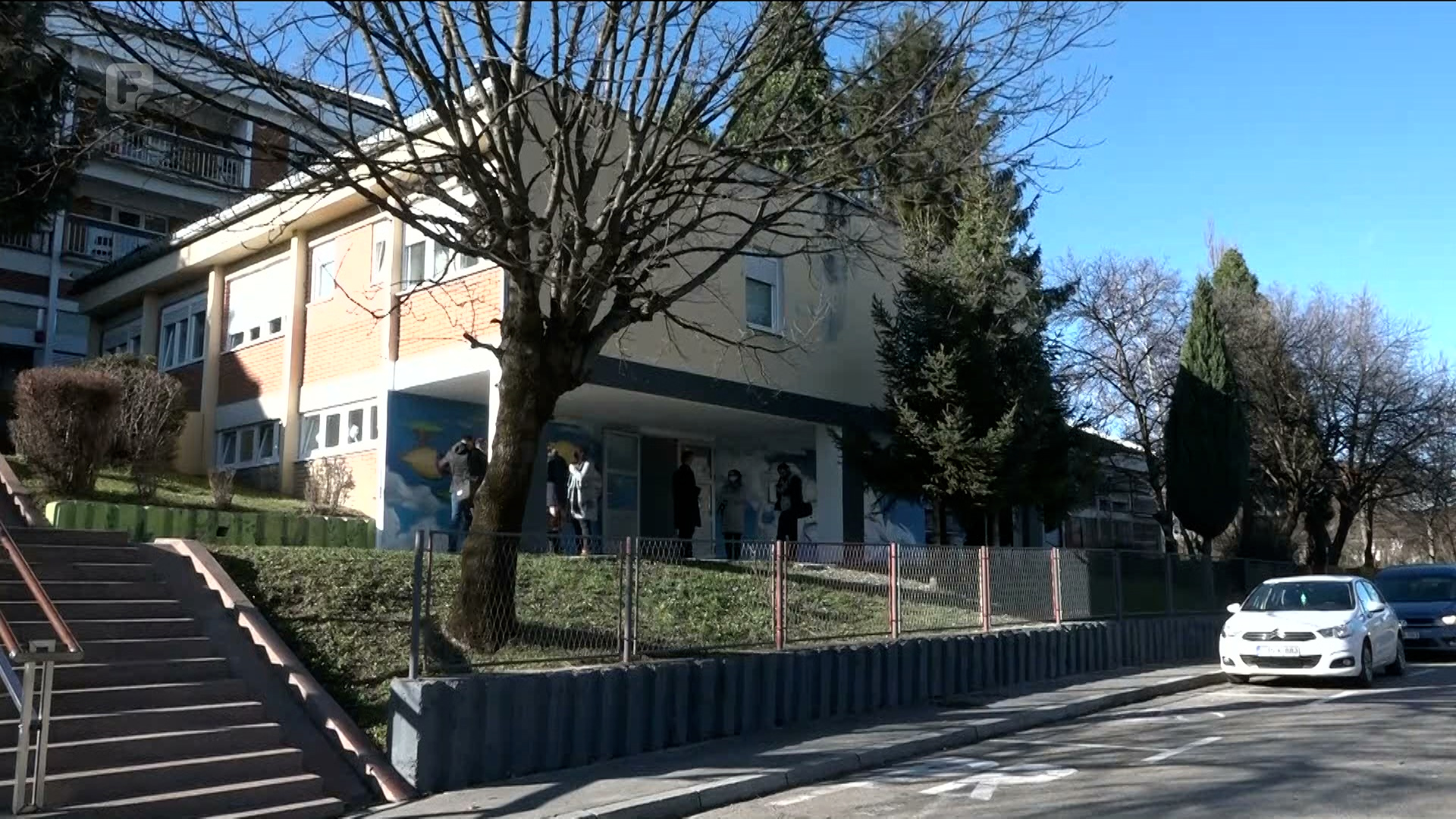 Broj napuštene djece raste, ustanova koje brinu o njima sve manje